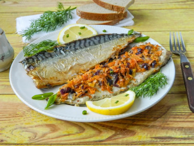 Mackerel with onions and carrots baked in the oven