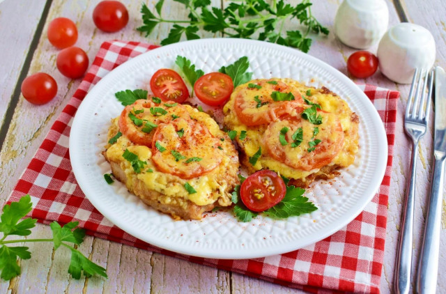 Chops with tomato and cheese in the oven