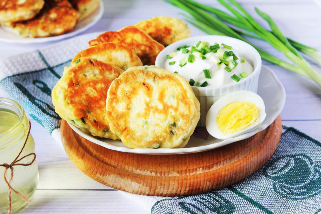 Lazy pies with egg and green onions