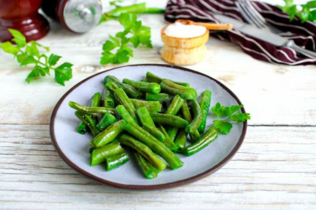 Green beans in a frying pan