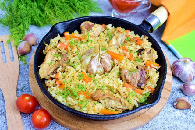 Crumbly pilaf with chicken in a frying pan