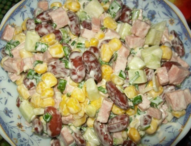 Salad with beans and ham