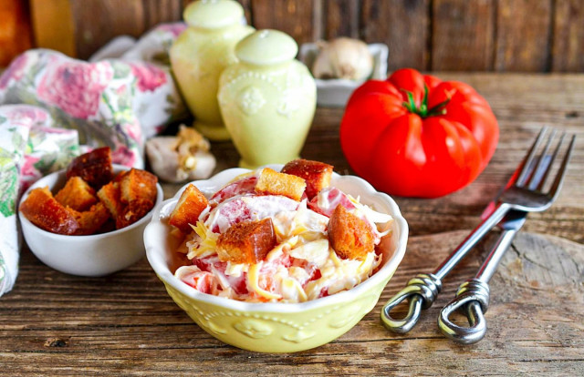 Salad with tomatoes, cheese and crackers