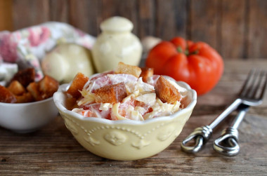 Salad with tomatoes, cheese and crackers