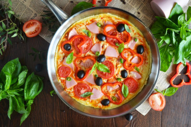 Pizza in a frying pan in 10 minutes on sour cream and mayonnaise