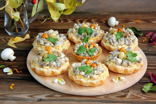 Tartlets with chicken, mushrooms and cheese in the oven