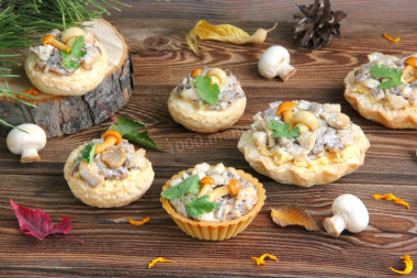 Tartlets with chicken, mushrooms and cheese in the oven