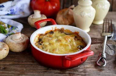 Mushrooms in sour cream with cheese and onions baked in the oven