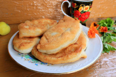 Dough pies without yeast in a frying pan