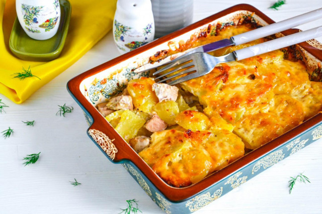 Potatoes in layers with meat baked in the oven