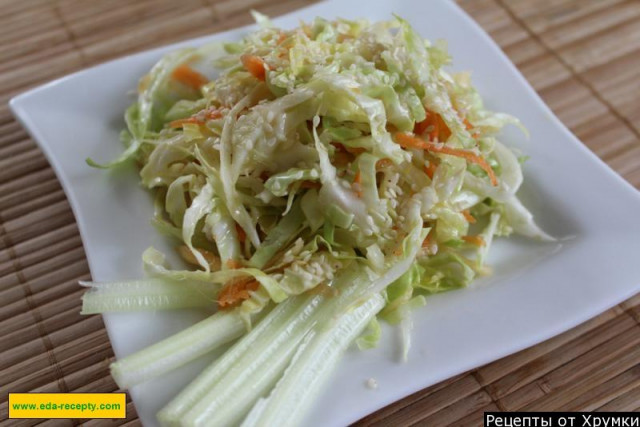 Cabbage salad with apples, carrots and sesame seeds
