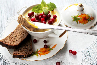 Chicken liver pate with carrots and onions