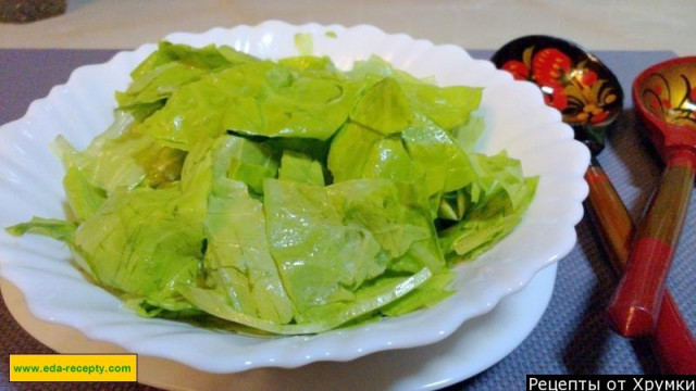 Iceberg salad with olive oil