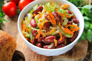 Bean salad with carrots and onions