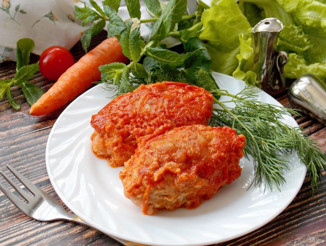 Minced meat cutlets in the oven with gravy